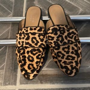 Timeless leopard print slide shoes